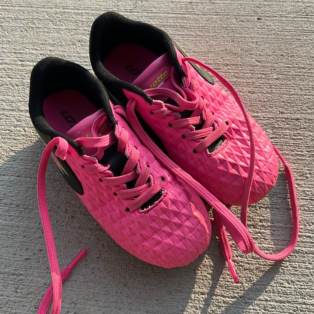 Girls pink/black Lotto soccer cleats
